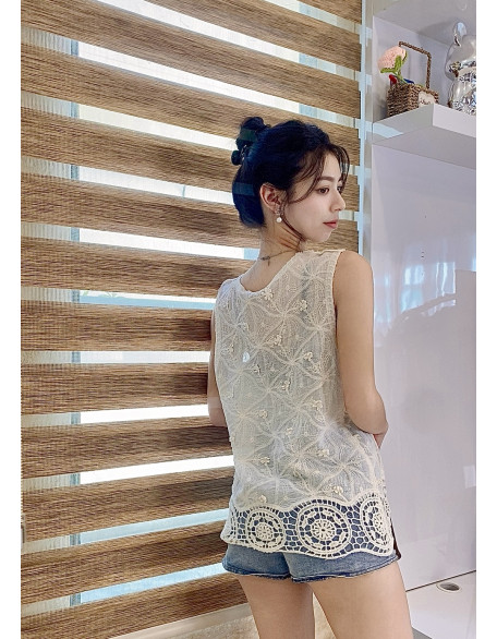 无袖镂空衣